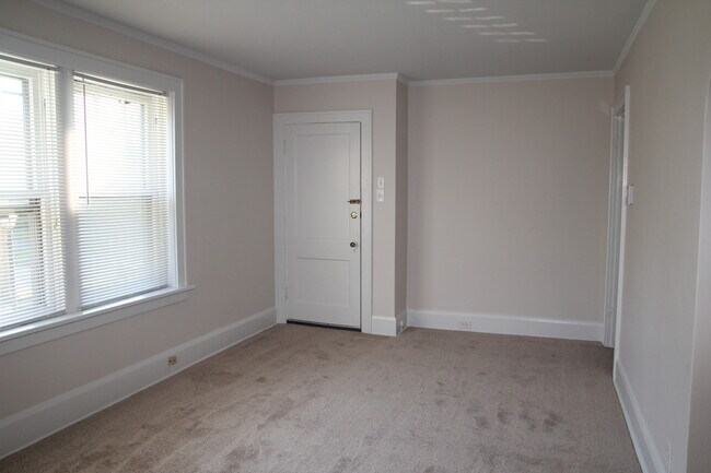 Building Photo - 7611 W Bruno Ave