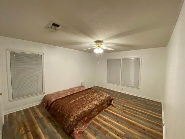 Building Photo - Come check out this 3 bedroom, 1 bath Bren...