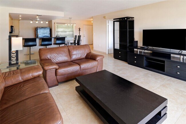 Building Photo - 220 Kings Point Dr