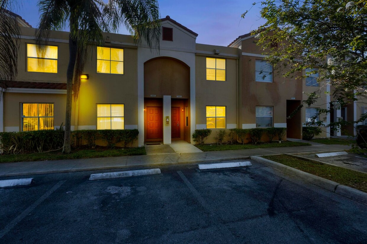 Primary Photo - BEAUTFUL RENOVATED TOWNHOUSE 2 BEDROOMS AN...