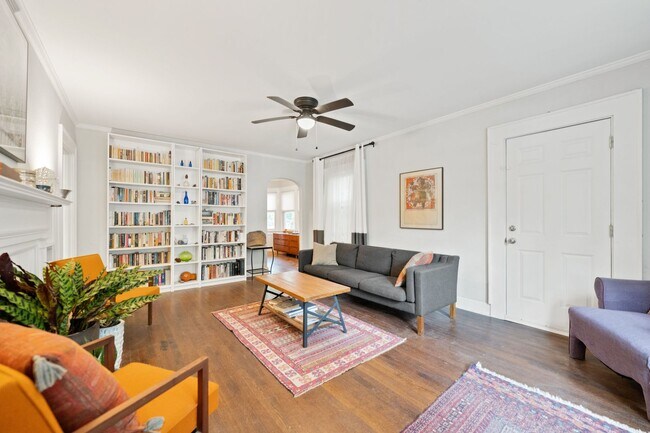 Building Photo - Charming 3-bedroom home with spacious fenc...