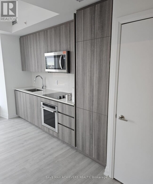 Building Photo - 15 Richardson St