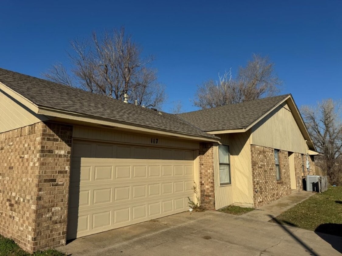 3 bed, 2 bath and a 2 car garage duplex for rent in Moore near 12th Street and I-35! - 3 bed, 2 bath and a 2 car garage duplex for rent in Moore near 12th Street and I-35!