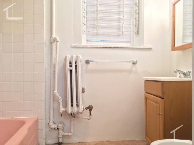 Foto del edificio - Great 1 bedroom Available NOW! Minutes from the Green Line