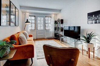Building Photo - 5169 Rue Jeanne-Mance