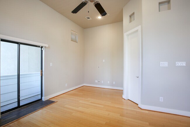 Building Photo - 2307 Camden Dr