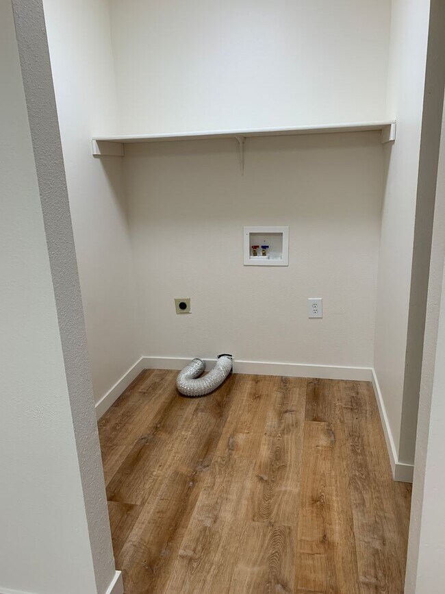 Foto del edificio - 3 Bdrm, 1 & 1/2 Ba | Muldoon & E 36th Ave ...