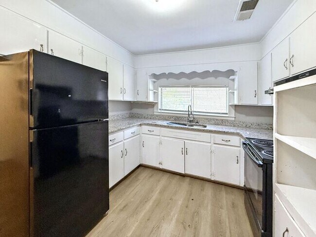 Foto del edificio - 5026 Bud Holmes Rd