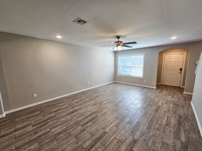 Building Photo - 3 Bed/2.5 Bath Spacious Townhome with Fenc...