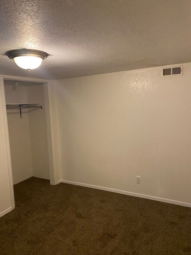 Foto del edificio - 1215 E 16th St