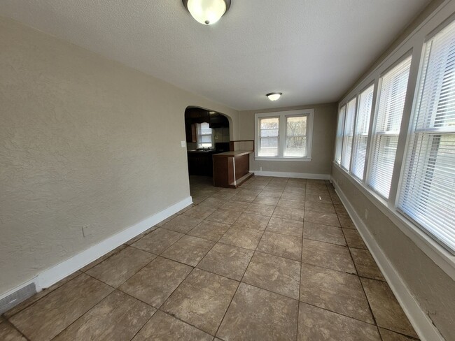 Foto del edificio - Four bedroom home on Indianola Ave with la...