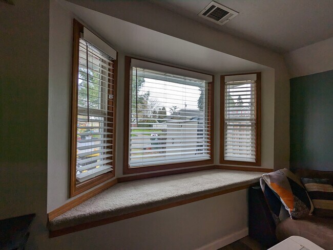 Building Photo - 401 NW Ebberts Ave