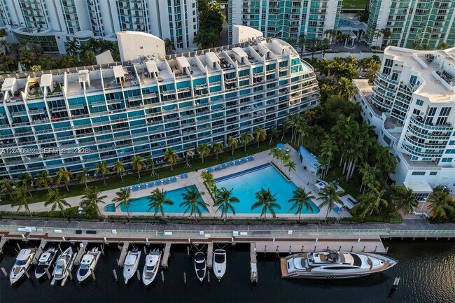 Foto del edificio - 2950 NE 188th St