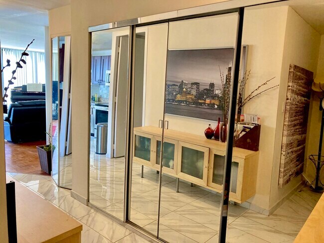 Building Photo - 5740 N Sheridan Rd