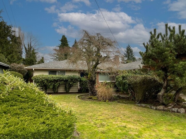 Building Photo - Charming 3 Bedroom, 1 full & 2 half Bathro...