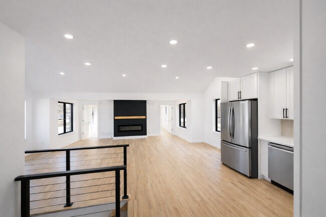 Sala de estar desde la cocina - 3101 Shadyside Dr