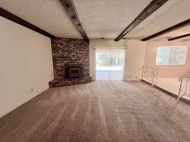 Building Photo - $2,350 Maroa & Sierra, 4 Bedroom - W. Elle...