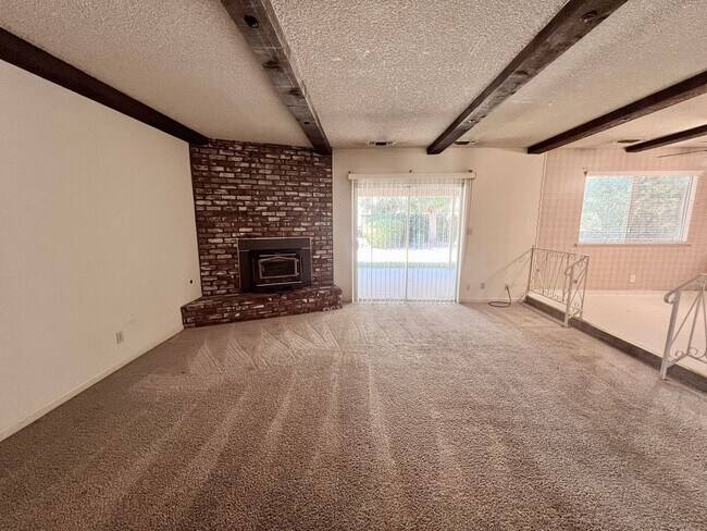 Foto del edificio - $2,350 Maroa & Sierra, 4 Bedroom - W. Elle...