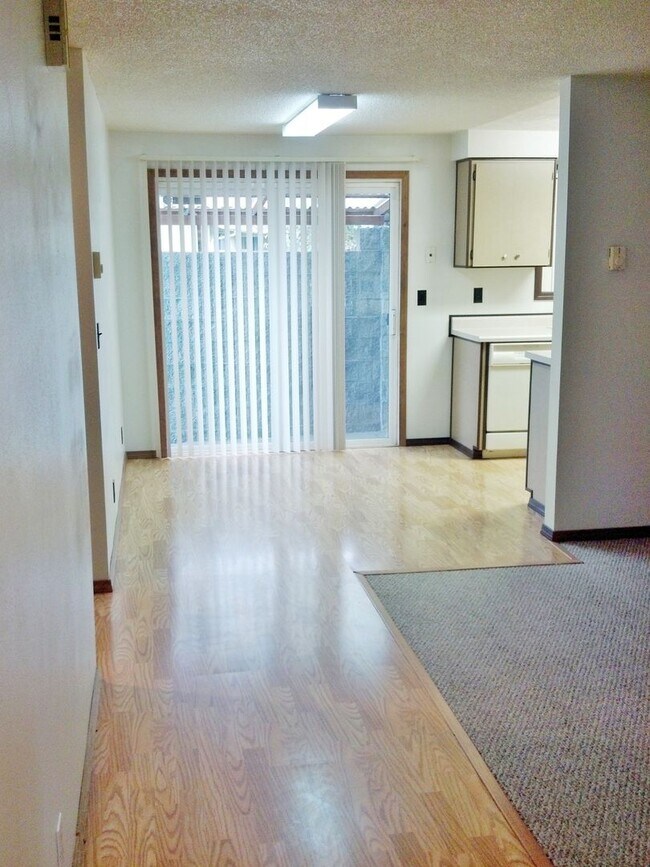 Building Photo - 677n52