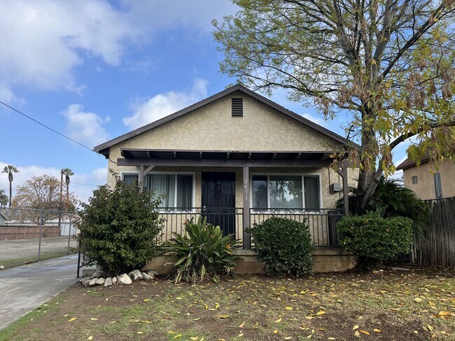 Foto del edificio - Cute 2 bedroom, 1 bath bungalow for rent