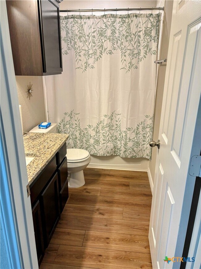 Foto del edificio - 305 Bobby Lou Ln