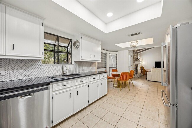 Foto del edificio - 908 Riddlewood Dr