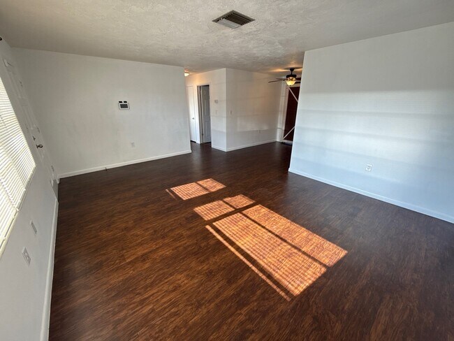 Foto del edificio - 90 S Davis St