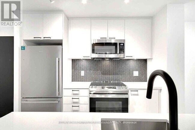 Photo du bâtiment - 1808 St Clair Ave W