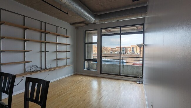 Foto del edificio - 1550 S Blue Island Ave