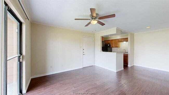 Foto del edificio - 904 University Oaks Blvd