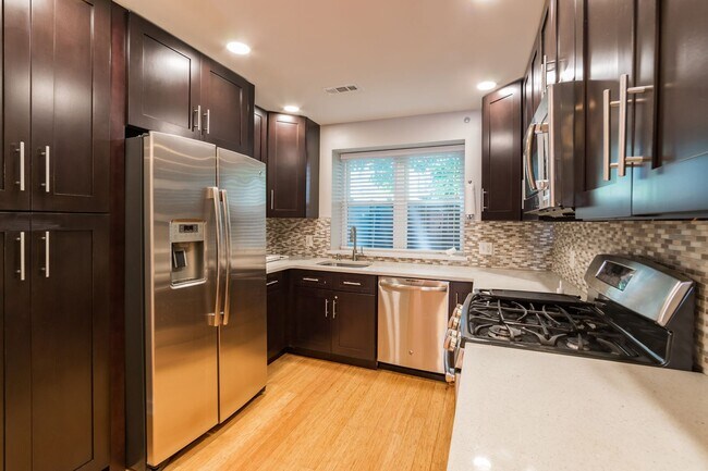 Building Photo - Three Bedroom Graduate Hospital Townhome