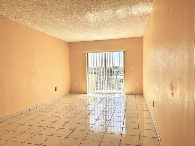Building Photo - 1075 W 68th St