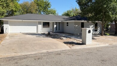 Building Photo - 1311 Julie St