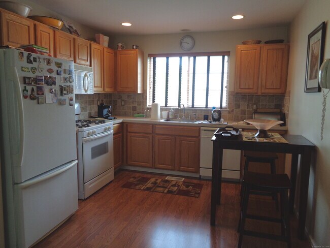 Foto del edificio - 560 Silver Sands Rd