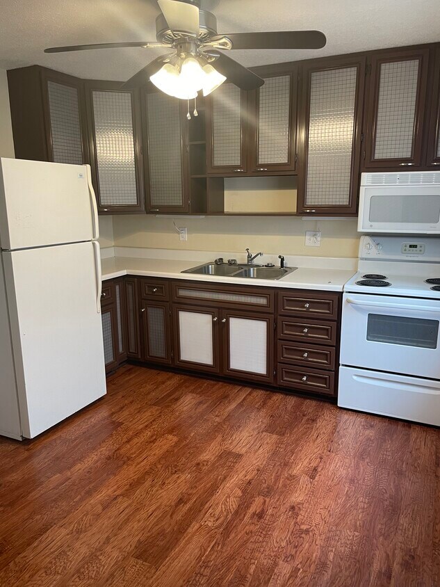 Kitchen - 556 Donahue
