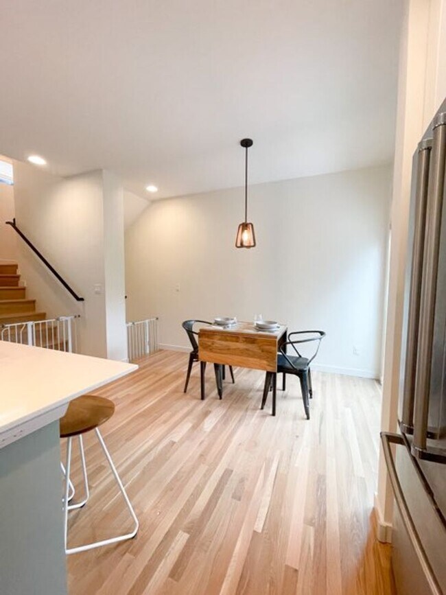 Foto del edificio - Available 7/1. Stunning newer Ballard Town...