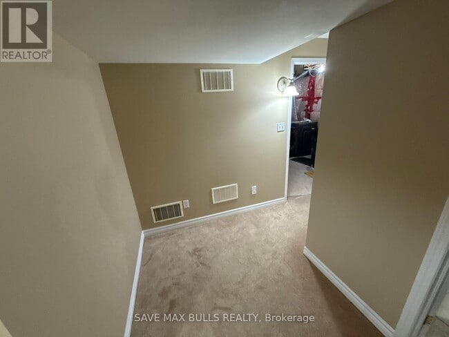 Building Photo - 652 Lott Crescent