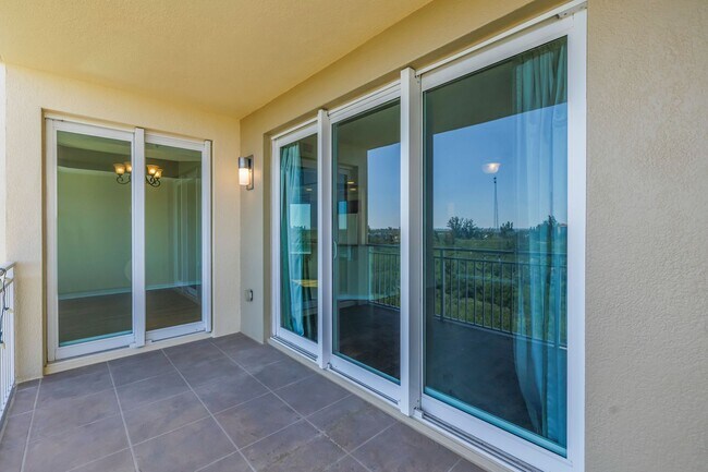 Building Photo - WATER VIEW CONDO 2/2 #714