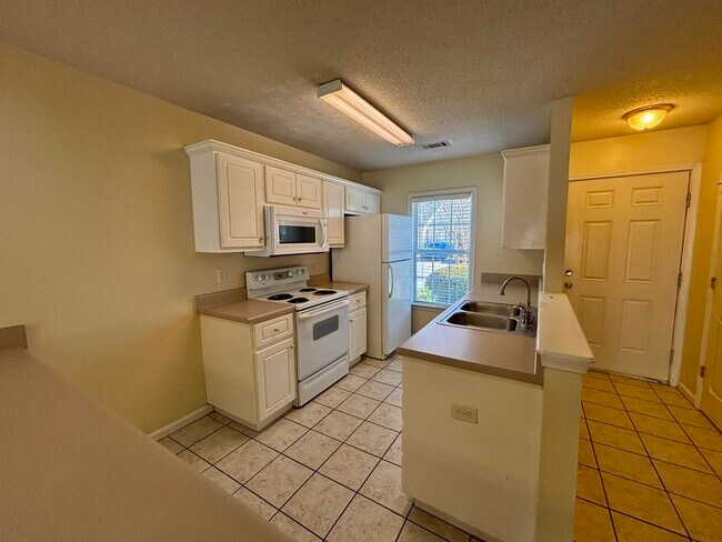 Foto del edificio - 310 Evans Lake Way