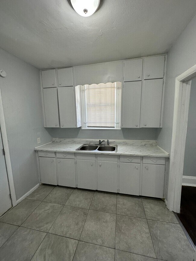 Building Photo - 1555 W 7th St