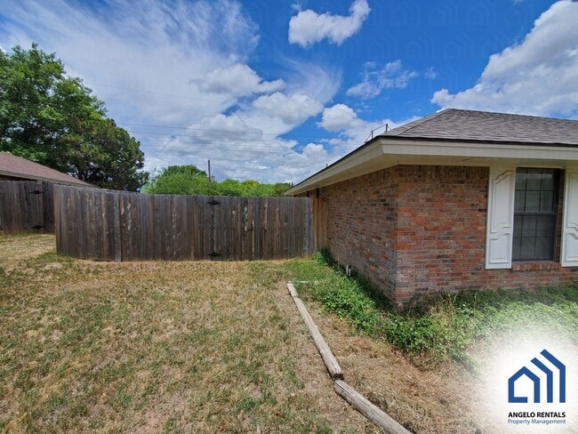 Building Photo - SPACIOUS Southland 4 bed/3 bath home avail...