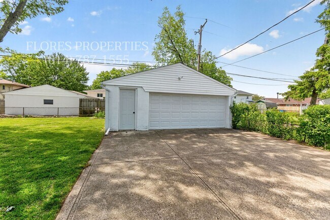 Building Photo - Newly Remodeled, Spacious House, 2 Car Garage