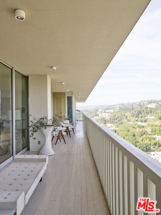 Foto del edificio - 9255 Doheny Rd