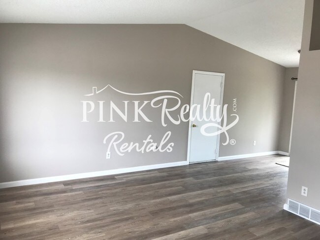 Building Photo - Recently Upgraded Tri-Level Home