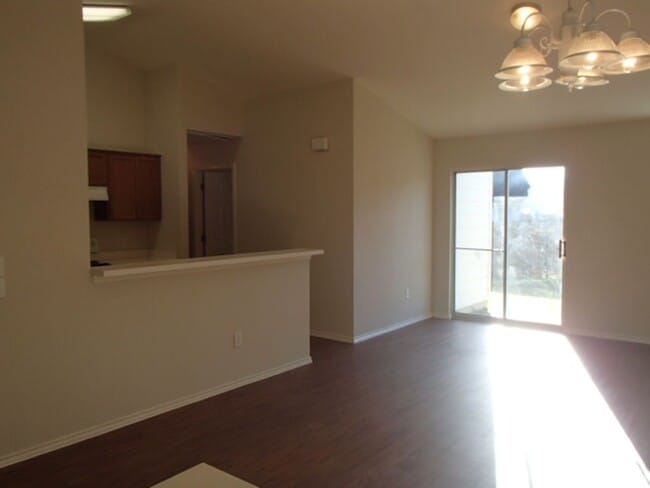Building Photo - Charming 3BD/ 2BA Duplex For Lease