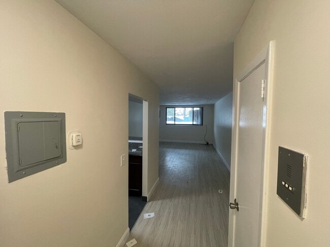 Building Photo - Easy ground-level studio in Watertown