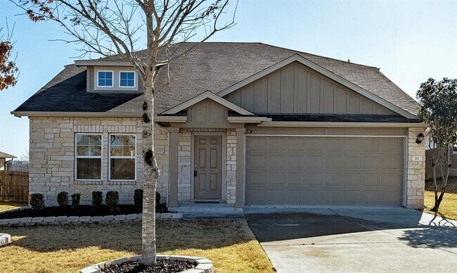 Foto del edificio - 311 Liard River Rd