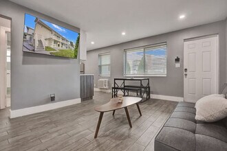 Building Photo - 906 N Riverside Dr