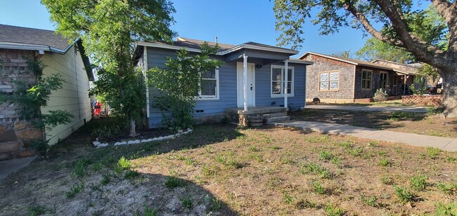 Building Photo - Quaint 2 bedroom 1 bath home available SOON!