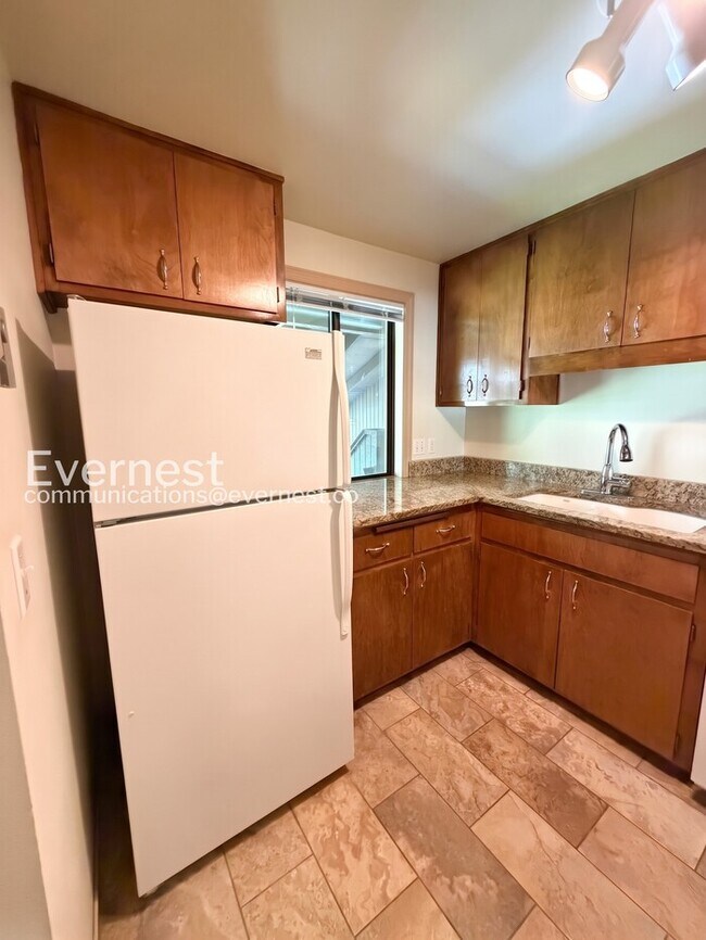 Building Photo - 2 Bed, 1 Bath Condo with Assigned Parking / Vouchers Accepted / Available Now!